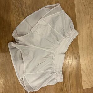 Lululemon size 6 regular 2.5 white Hotty hot shorts